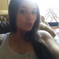 Carolina Neto taking a selfie