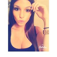 Carolina Neto taking a selfie