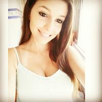 Carolina Neto taking a selfie