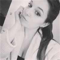 Carolina Neto taking a selfie