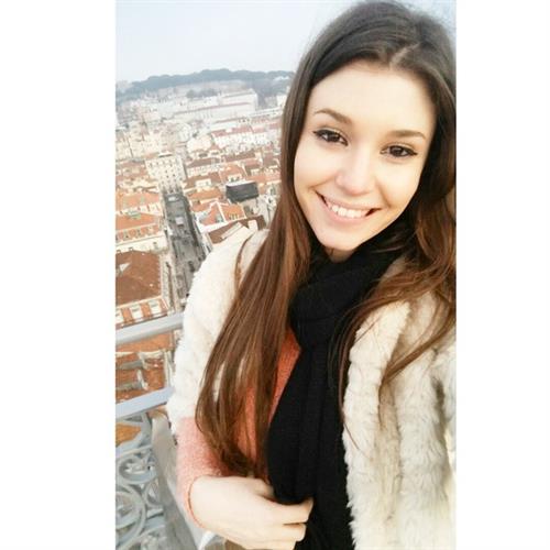 Carolina Neto taking a selfie