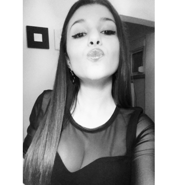 Carolina Neto taking a selfie