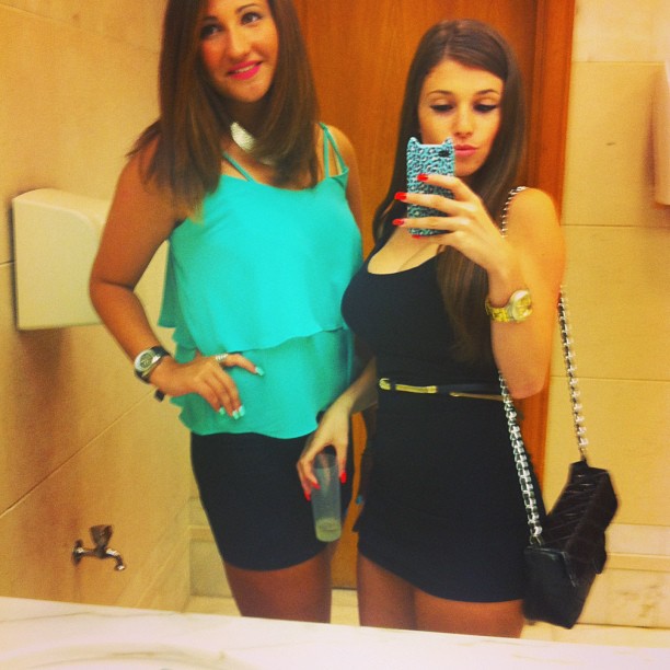 Carolina Neto taking a selfie