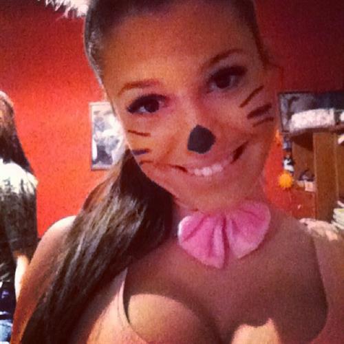 Carolina Neto taking a selfie