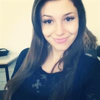 Carolina Neto taking a selfie