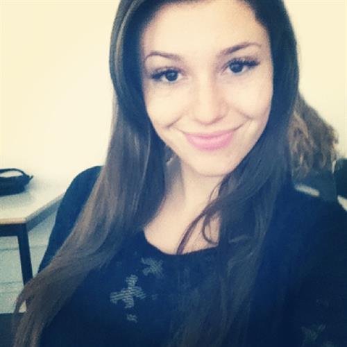 Carolina Neto taking a selfie