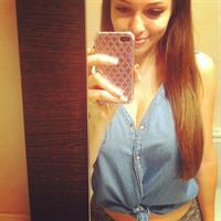 Carolina Neto taking a selfie