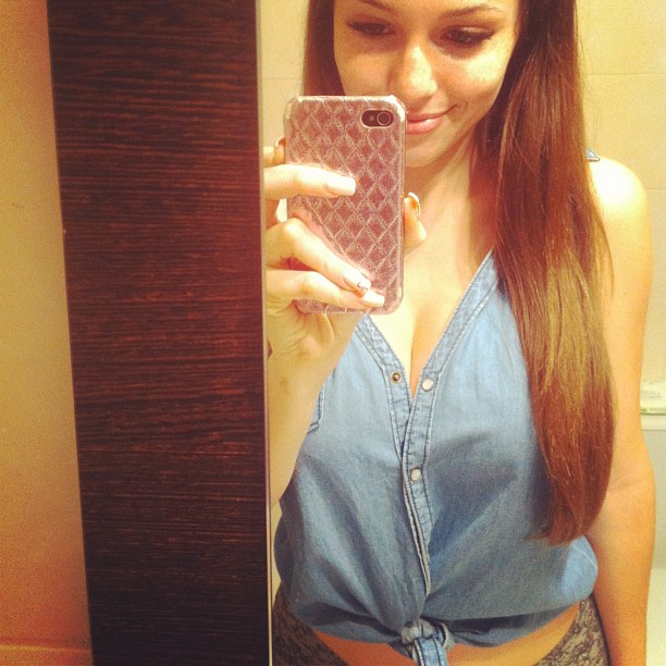 Carolina Neto taking a selfie