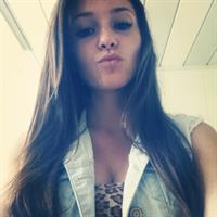 Carolina Neto taking a selfie