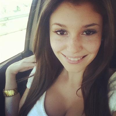 Carolina Neto taking a selfie