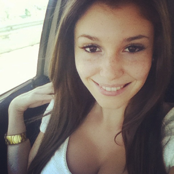 Carolina Neto taking a selfie