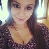 Carolina Neto taking a selfie