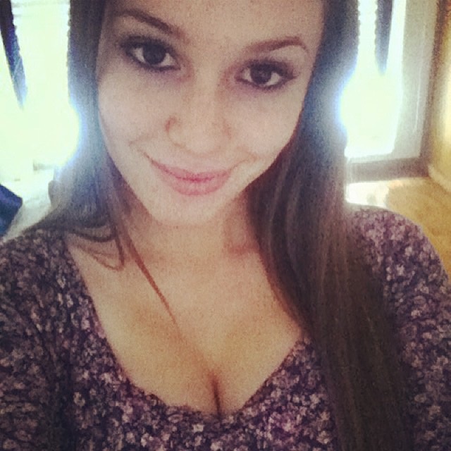 Carolina Neto taking a selfie