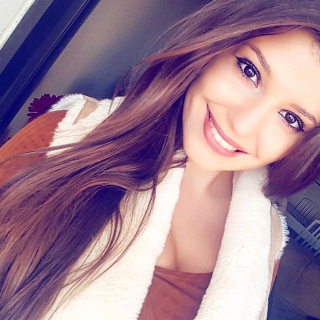 Carolina Neto taking a selfie