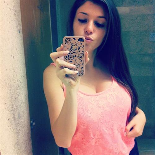 Carolina Neto taking a selfie