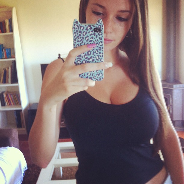 Carolina Neto taking a selfie