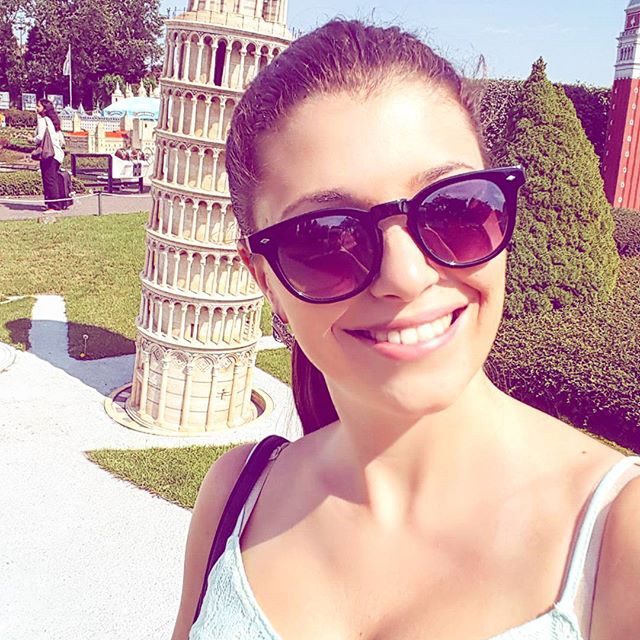 Carolina Neto taking a selfie