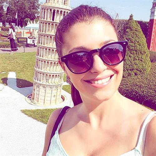 Carolina Neto taking a selfie