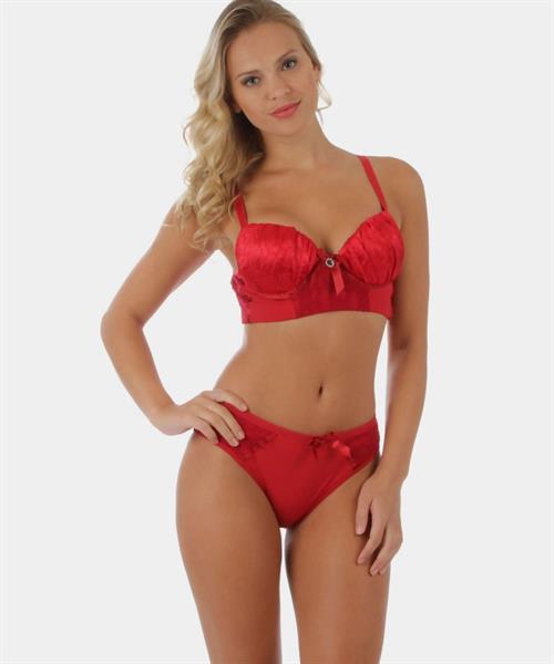 Elisandra Tomacheski in lingerie