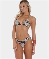 Elisandra Tomacheski in a bikini