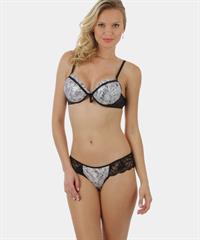 Elisandra Tomacheski in lingerie