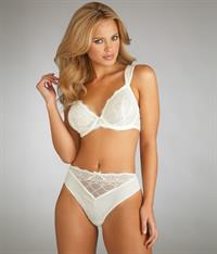 Elisandra Tomacheski in lingerie