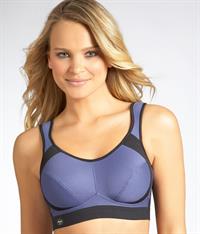 Elisandra Tomacheski in lingerie