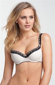 Elisandra Tomacheski in lingerie