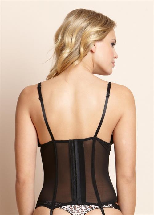 Elisandra Tomacheski in lingerie