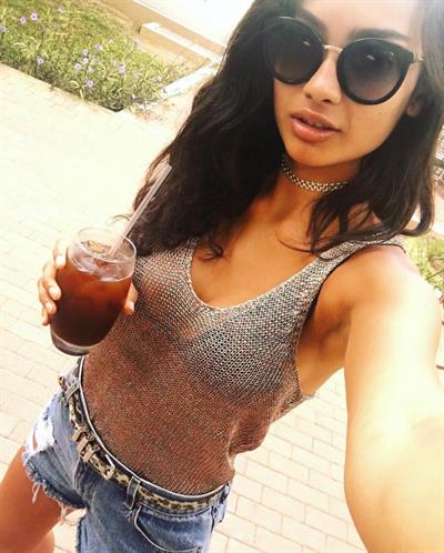 Kelly Gale taking a selfie