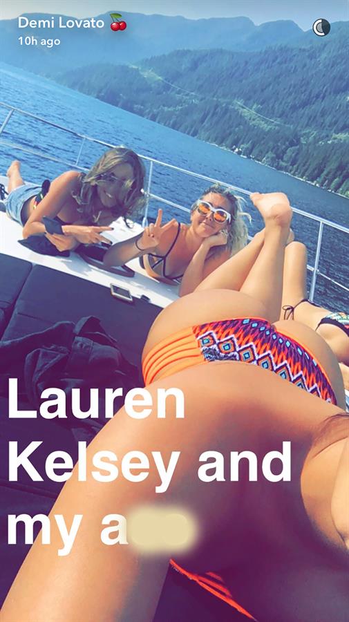 Demi posted a belfie with a couple of her pals, quoting, “Lauren Kelsey and my ass!”