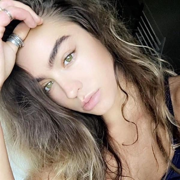 Sommer Ray taking a selfie