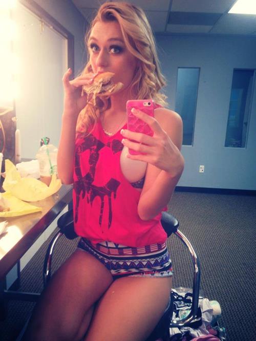 Natalia Starr taking a selfie