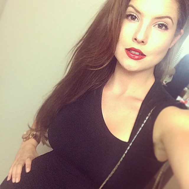 Amanda Cerny taking a selfie