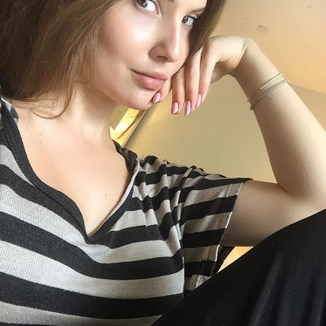 Amanda Cerny taking a selfie
