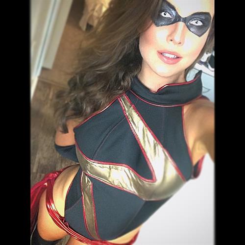 Amanda Cerny taking a selfie