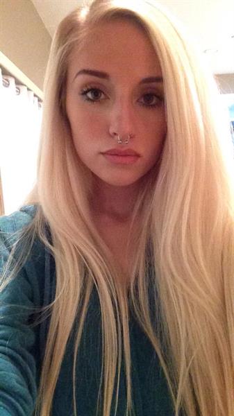 Naomi Woods taking a selfie