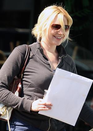 Laura Prepon at The Coffee Bean in Beverly Hills April 7, 2009