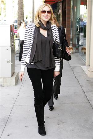 Laura Prepon out for lunch in Beverly Hills December 18, 2009