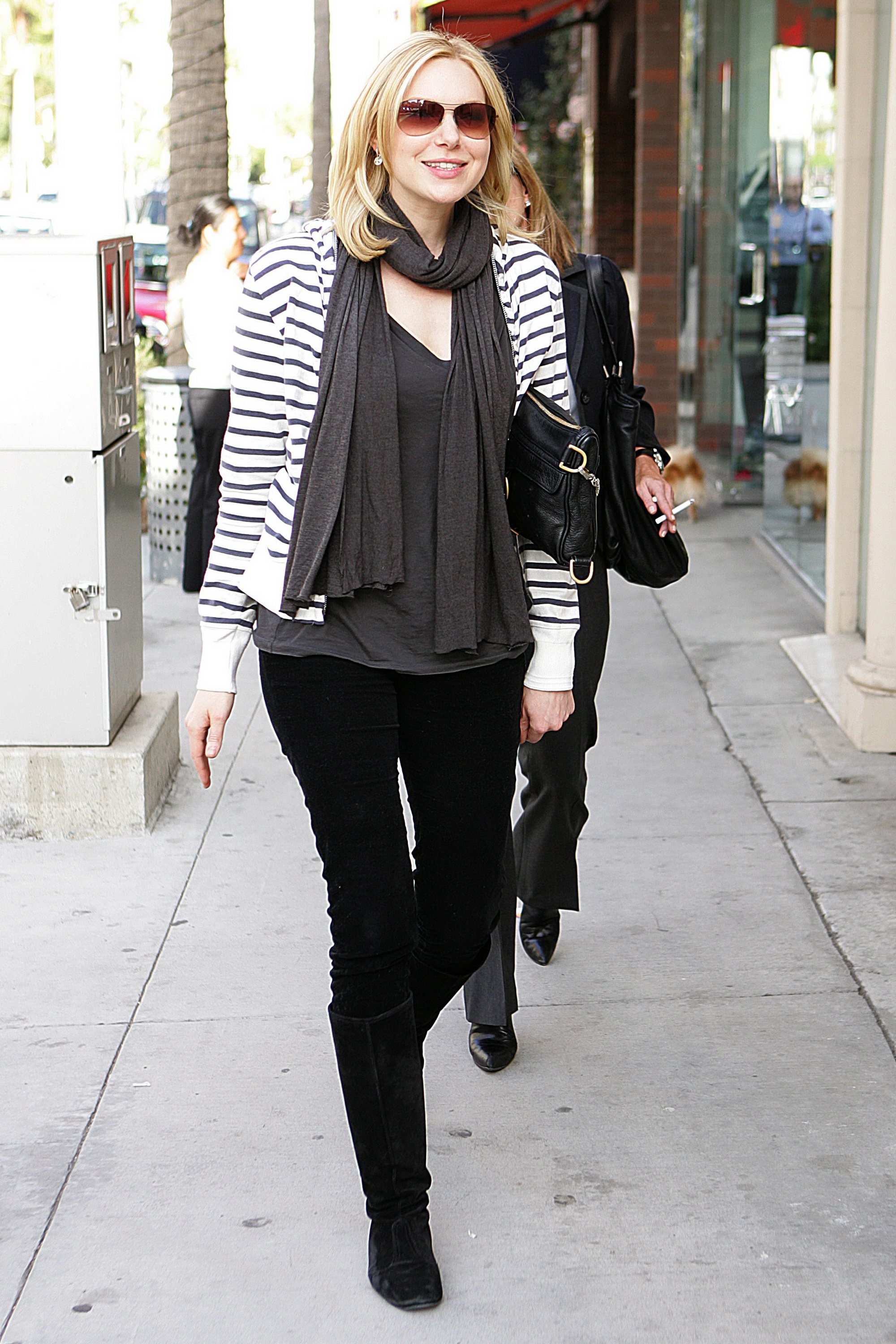 Laura Prepon out for lunch in Beverly Hills December 18, 2009