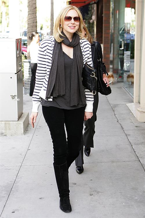 Laura Prepon out for lunch in Beverly Hills December 18, 2009