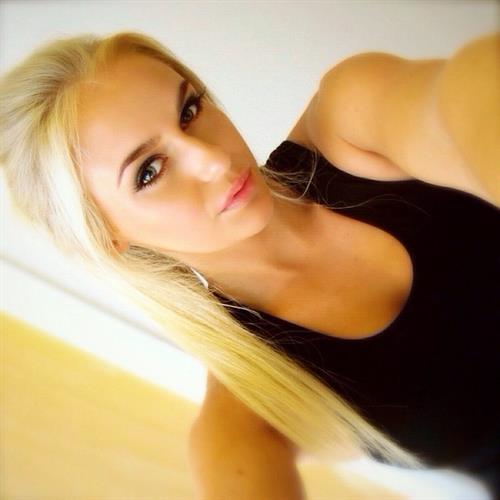 Anna Nyström taking a selfie