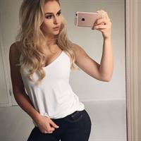 Anna Nyström taking a selfie