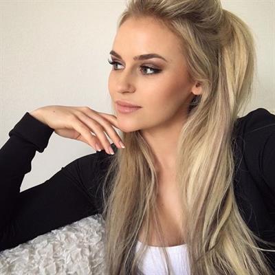 Anna Nyström taking a selfie