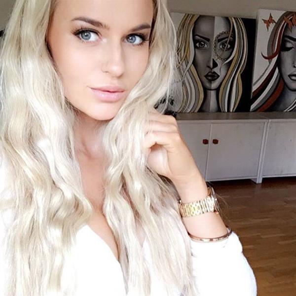 Anna Nyström taking a selfie