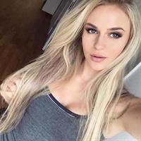 Anna Nyström taking a selfie