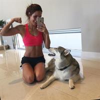 Kayla Itsines taking a selfie