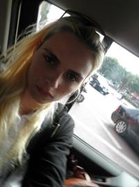 Andreja Pejić taking a selfie