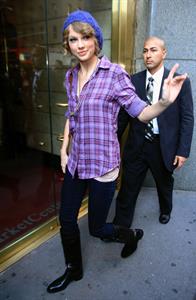 Taylor Swift arriving David Letterman Show October 26, 2010 