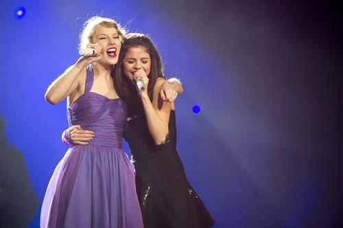 Taylor Swift Pictures Taylor Swift and Selena Gomez performing at Madison Square Garden in New York, November 11, 2011